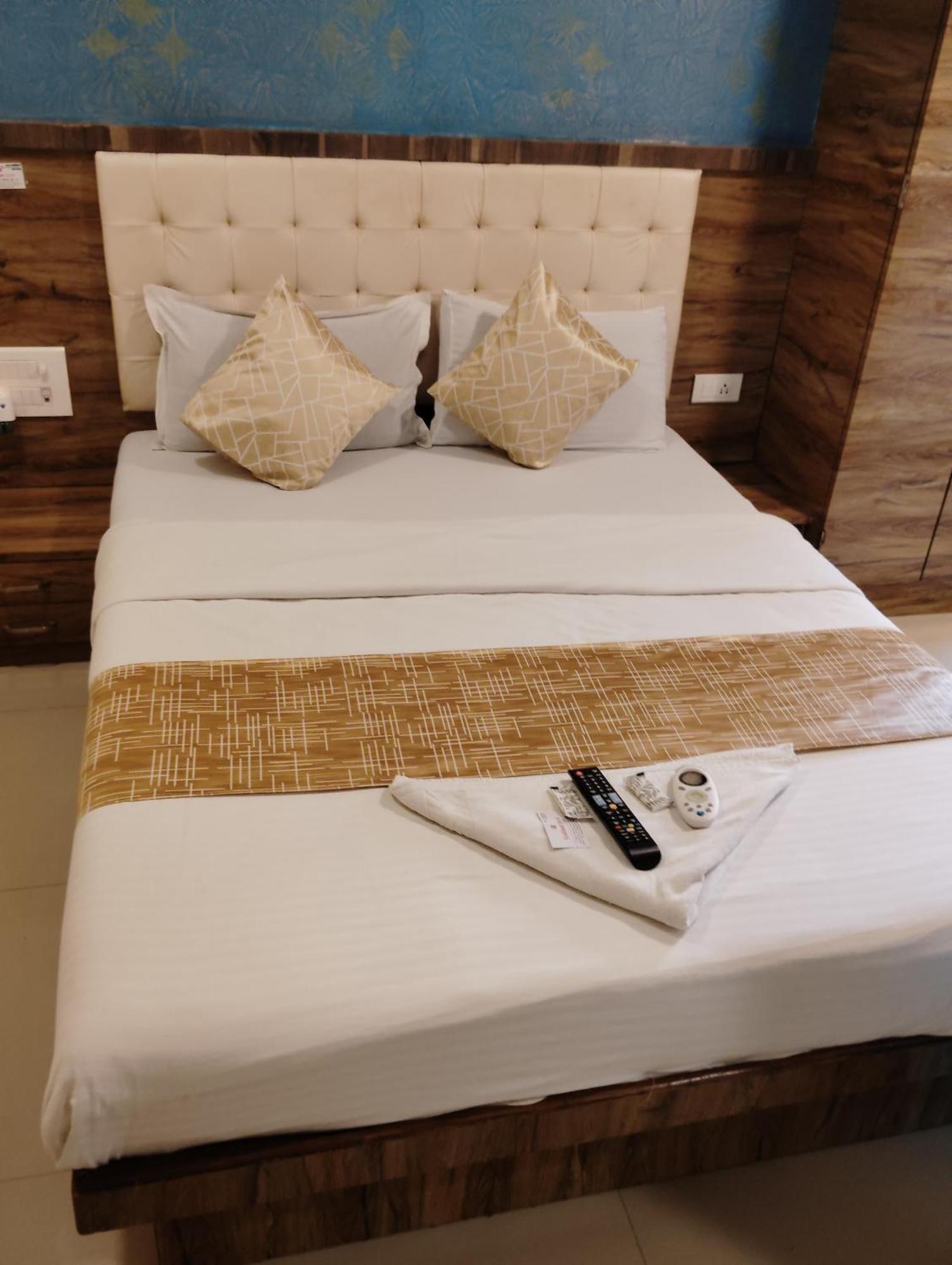 Hotel Crystal Park Near Nesco Exhibition Center Mumbai  Buitenkant foto