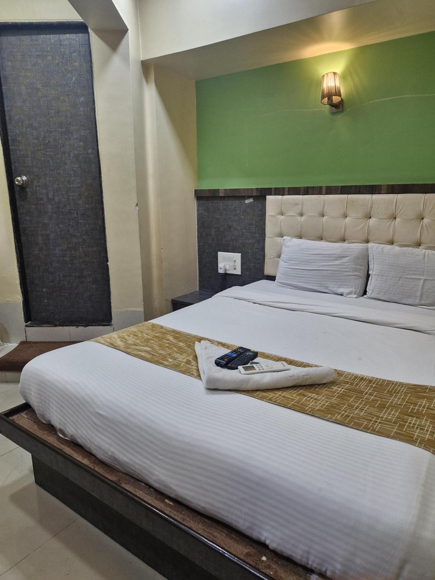 Hotel Crystal Park Near Nesco Exhibition Center Mumbai  Buitenkant foto