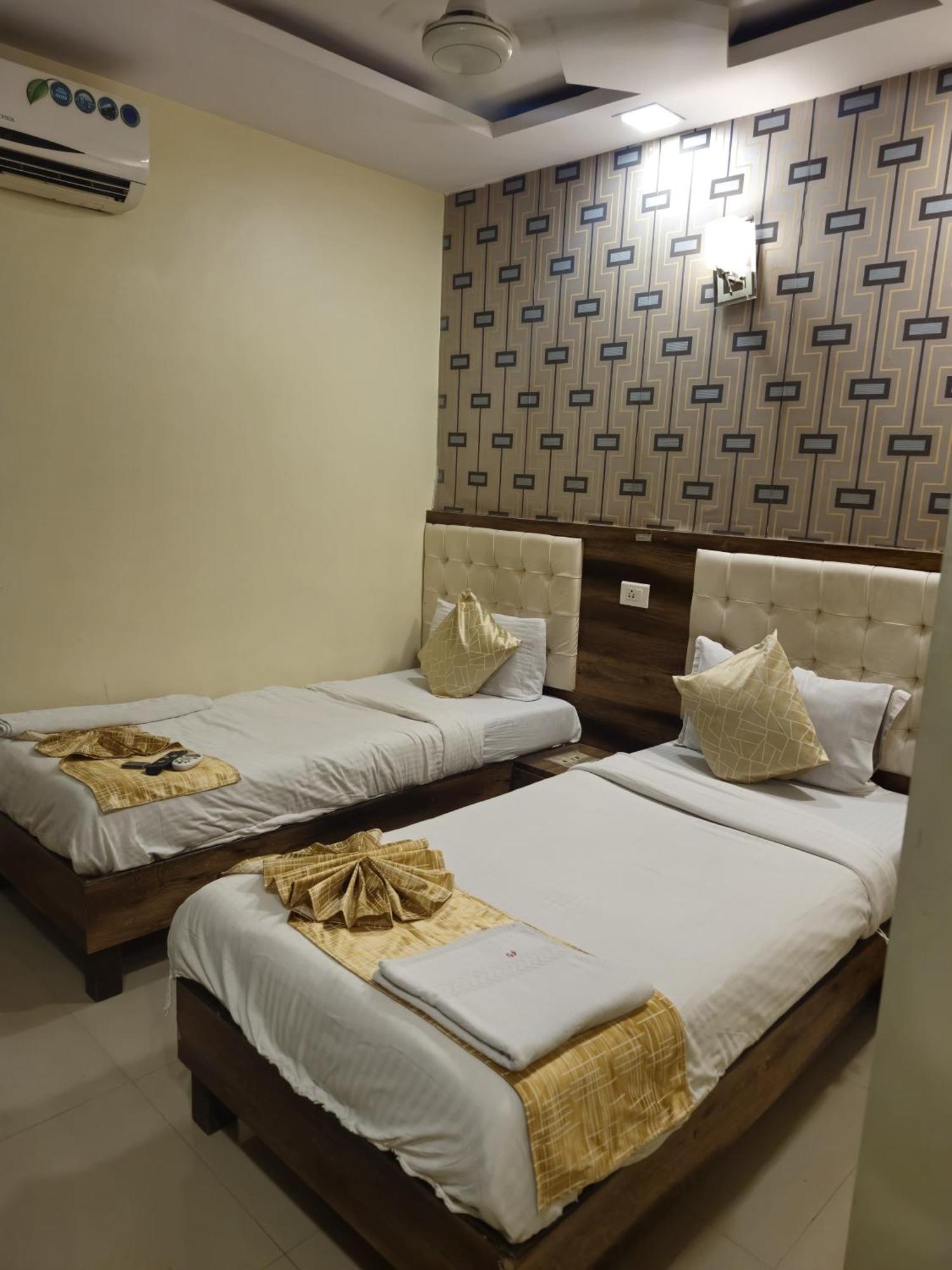 Hotel Crystal Park Near Nesco Exhibition Center Mumbai  Buitenkant foto